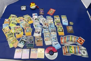 Lotto misto carte collezionabili Pokémon - CD - piccolo portachiavi peluche - Foto 1 di 13