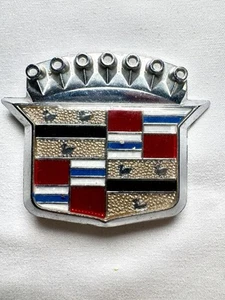 Cubierta emblema bloqueo maletero Cadillac vintage mediados años 60 esmalte cresta parte #20005683 - Imagen 1 de 5