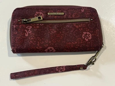 "Muñequera billetera Travelon 4"" X 8"" con cremallera patrón rojo oscuro"  Foto 1 de 4