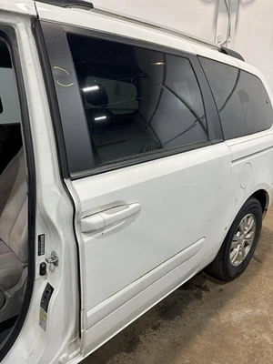 Puerta trasera izquierda vidrio usado se adapta a: Kia Sedona 2012 trasero izquierdo grado A Foto 1 de 4