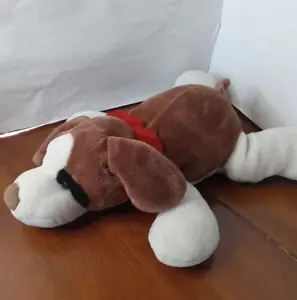 Liegender Welpe Hund Plüsch weiß braun Schlapptier Stofftier Spielzeug - Bild 1 von 6