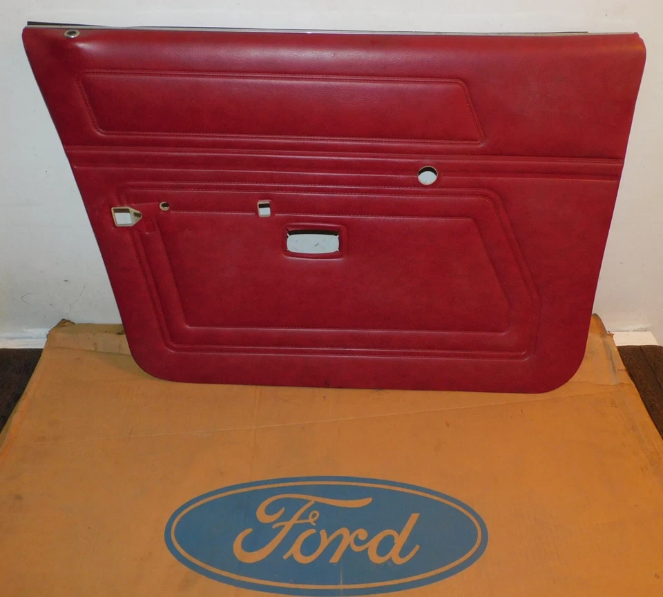 1981-1983 Ford Escort Mercury Lynx 4-Dr NOS VERMELHO LH PAINEL DE ACABAMENTO INTERNO DA PORTA FRONTAL - Imagem 1 de 4