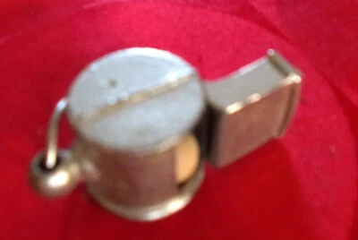 Ancien sifflet en alu avec bille en bois de 6 cm - Photo 1/2