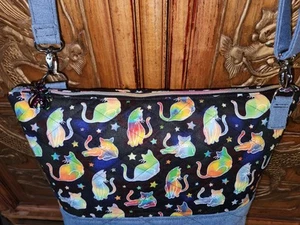 Handgefertigte Handtasche Umhängetasche. Regenbogen Katzen Kätzchen Kätzchen. Jeans. - Bild 1 von 6