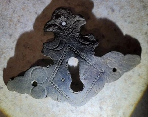 ESCUDO OJO DE CERRADURA DE 1700 ~ OBRAS DE ARTE TRABAJADAS A MANO - Imagen 1 de 2