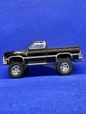 Hot Wheels 2015 entretenimiento retro Chevy Silverado 4x4 luces de viernes por la noche Foto 1 de 4