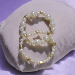 2er Set dehnbare weiße und goldene Perlen Armbänder mit Herzen - Bild 1 von 3