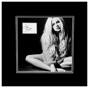 Avril Lavigne Autograph Book Cut Museum Framed Ready to Display - Picture 1 of 3