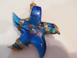 NUEVO ~ Envuelto en oro ~ Colgante estrella de mar de vidrio ~ Fianza de metal dorado ~ HECHO A MANO - Imagen 1 de 11