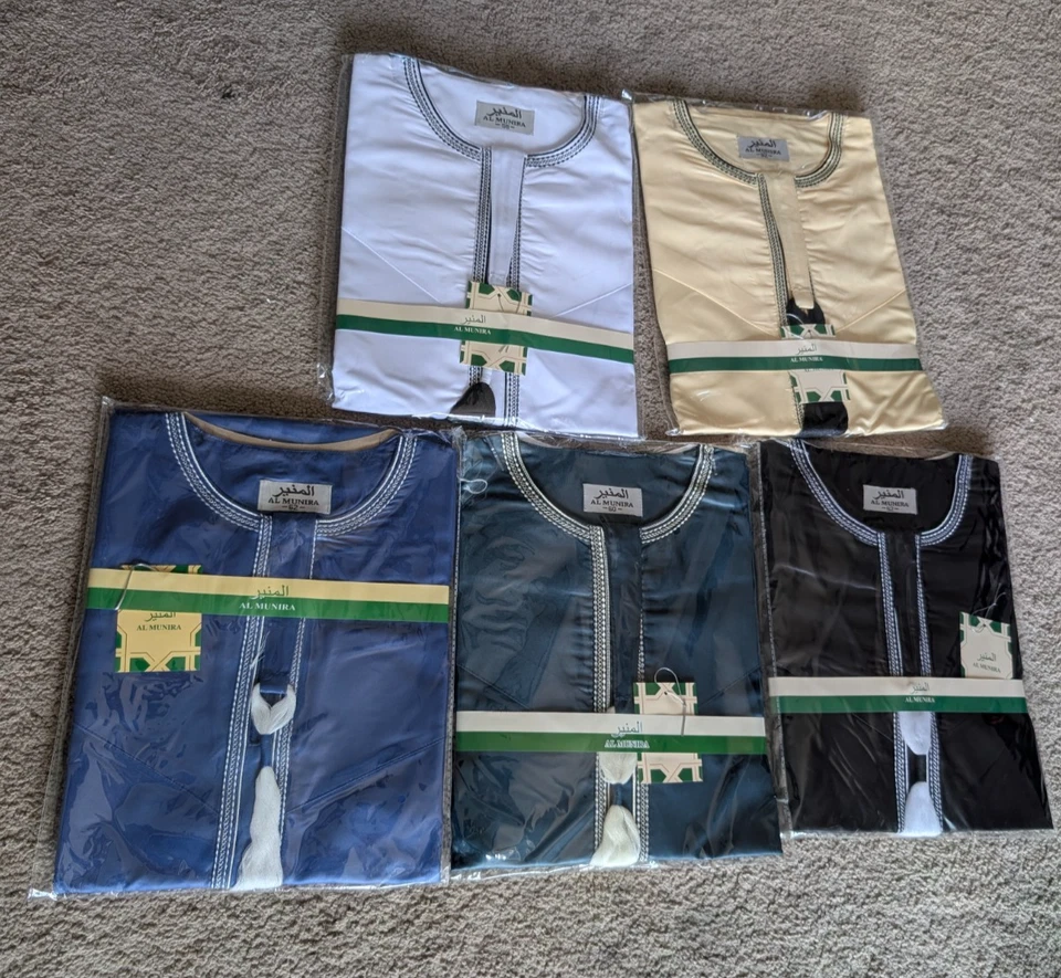 Premium Brillante Satén Thobe Omaní Estilo Emiratí Brillante Jubba Kaftan para Hombres Musulmanes Foto 1 de 4