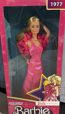 Barbie 1977 Superestrella Barbie Rosa Reproducción Muñeca Farrah Cabello Como Nuevo En Caja Original Foto 1 de 4