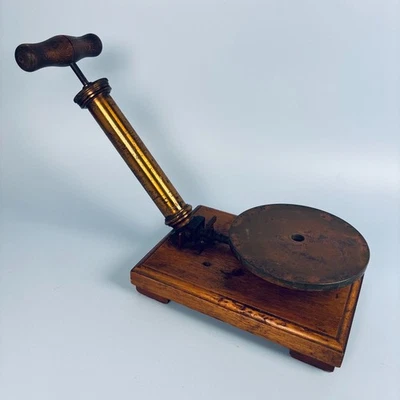 ANTIQUE VACUUM PUMP EARLY 20TH CENTURY BRASS & WOODEN SCIENTIFIC EQUIPMENT - Image 1 of 4