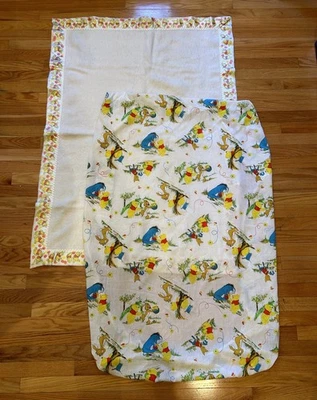 Manta y sábana de cuna vintage para bebé Winnie the Pooh de Disney - ribete satinado en blanco Foto 1 de 4