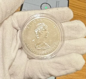 1988 9999 CANADIAN 5 DOLLARS COIN MAPLE LEAF- ONE OUNCE SILVER. Stored In Caps - Picture 1 of 4