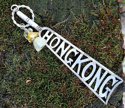 Colgante cuchara de recuerdo de plata de ley reciclada de Hong Kong con citrino de viaje Foto 1 de 4