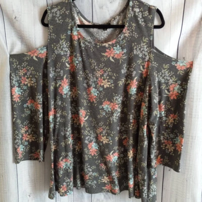 Cameo Appearance | Gray Floral Ribbed Cold Shoulder Boho Top 4X Plus - Image 1 of 4