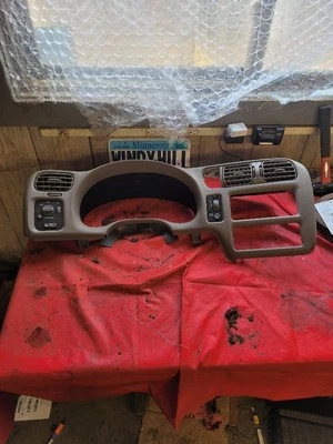 98-04 SI0 BLAZER JIMMY Gray Dash Bezel 15013761 - Image 1 of 4