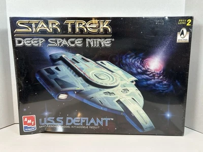 1996 ERTL Star Trek Deep Space Nine U.S.S. Defiant #8255 Model Kit - Image 1 of 4