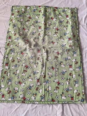 Manta para bebé con temática deportiva Snoopy - verde y negra reversible - dibujos animados fútbol pr Foto 1 de 4