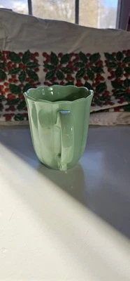 Taza de café festoneada de vidrio con leche de jadeíta The Pioneer Woman  Foto 1 de 4