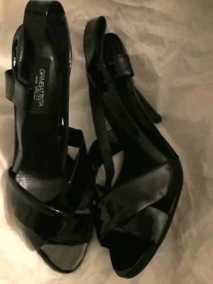 NUEVO Tacones de aguja Giambattista Valli charol negro con tiras - 37 (LEER) Foto 1 de 4