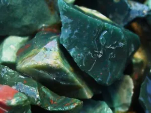 3000 Carat Lots of Bloodstone Rough - Plus a Very Nice FREE Faceted Gemstone - Picture 1 of 9