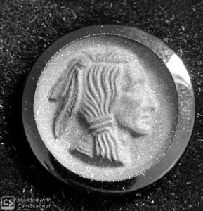 NOS Antik Vintage Runde Kamee Mann Tapfer mit Feder Onyx Stein 17,5 mm Durchmesser F620 - Bild 1 von 4