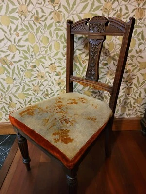 CUATRO (4) HERMOSAS SILLAS DE MADERA TALLADA CON ASIENTOS DE MUELLES TAPIZADOS EN MOHAIR Foto 1 de 4