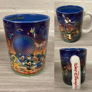 Taza grande Walt Disney World 2000 Celebra el futuro mano a mano coleccionista de colección - Imagen 1 de 12