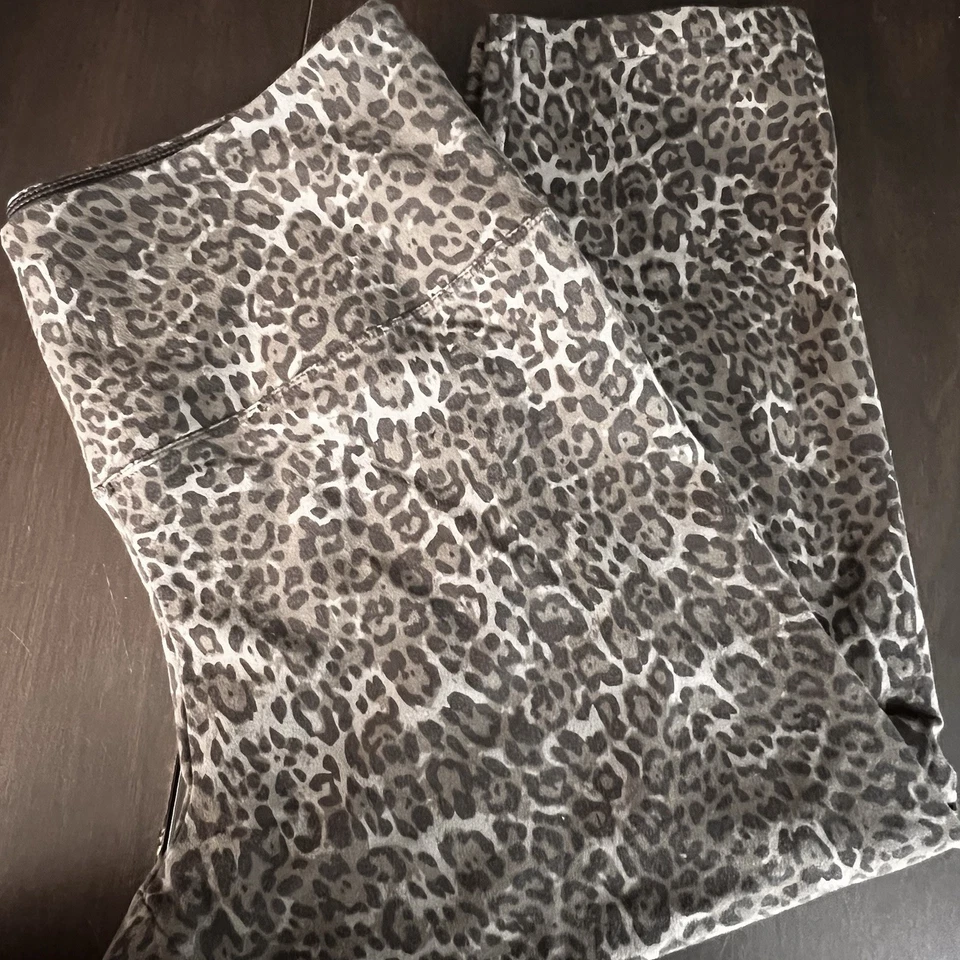 Leggings Capri Casablanca Estampado Leopardo Marrakech Clothing Co. Para Mujer Grandes Foto 1 de 4