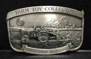 McCormick Deering 10-20 tractor arado granja juguete coleccionista peltre cinturón hebilla 1985 - Imagen 1 de 3