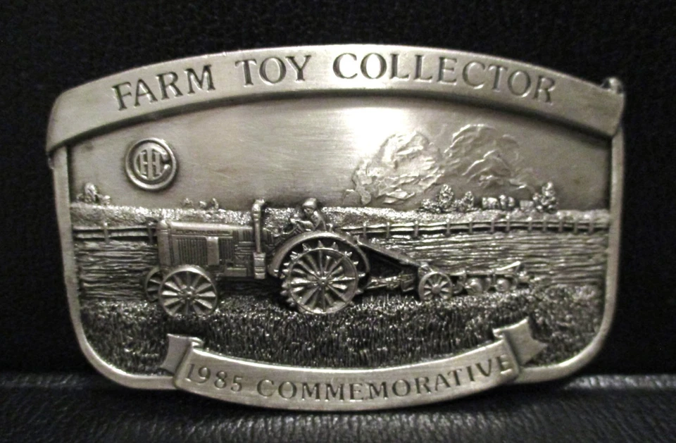 McCormick Deering 10-20 tractor arado granja juguete coleccionista peltre cinturón hebilla 1985 Foto 1 de 3