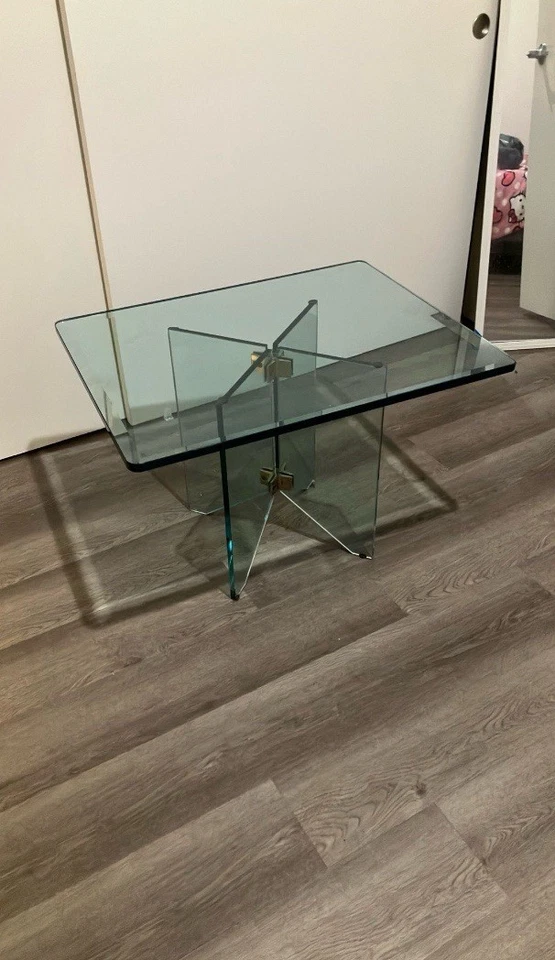 Mesa auxiliar de latón y vidrio Chic Brand Pace Collection Foto 1 de 4