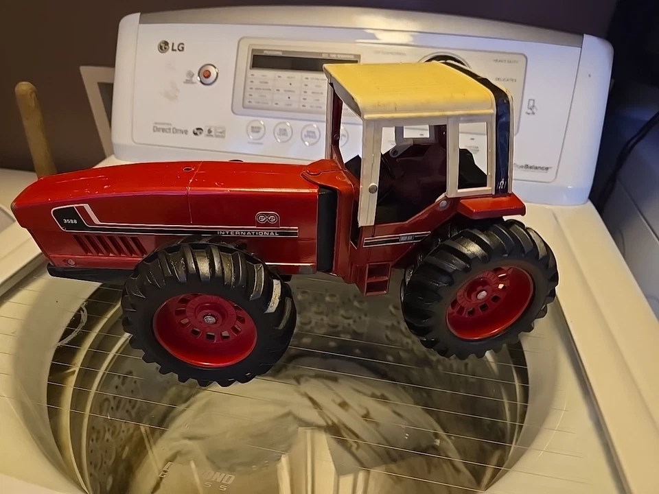 Trator de metal fundido ERTL International Harvester IH 3588 2+2 escala 1/16 - Imagem 1 de 3