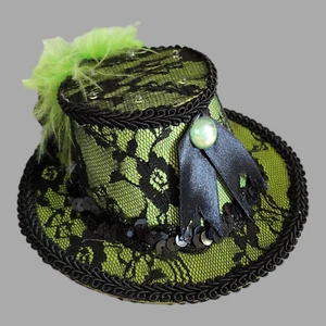 Fascinator Haarspange kleiner Hut limettengrün schwarz Spitze Federn hat blinkende Lichter - Bild 1 von 7
