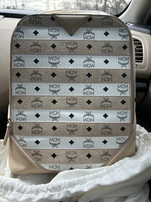 Mochila MCM Metálica Visetos Rayas Mediana Fuerte Blanca Beige  Foto 1 de 4