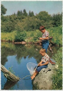 Dos niños pequeños pescando en el viejo agujero de pesca - Imagen 1 de 2