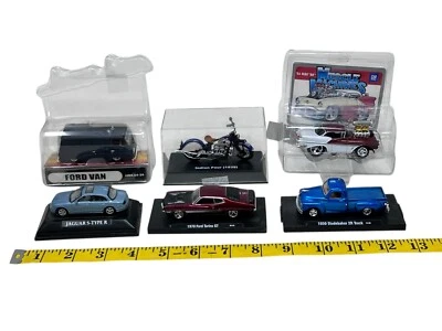 Лот из 6 прибл. Литые модели автомобилей и четырех мотоциклов Indian в масштабе 1:64 - Изображение 1 из 4