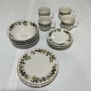 Target Home Steinzeug Holiday Stechpalme Geschirr 16-teiliges Set - Bild 1 von 7