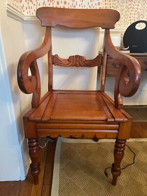 Silla para ir al baño estilo alto English Regency (principios/mediados del siglo XIX) con brazos pergaminosos Foto 1 de 4