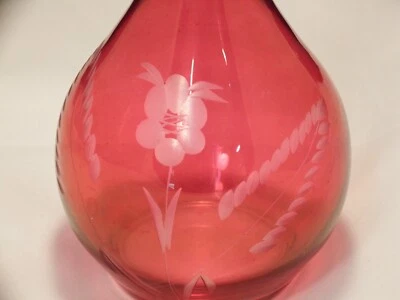 Jarrón decantador de vidrio rojo rubí soplado a mano grabado flor de margarita 7,5" Foto 1 de 4