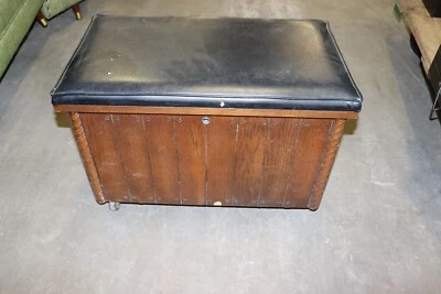 Armario de discos por carril, puerta abatible, con ruedas, buen estado Foto 1 de 4