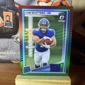 2025 Cam Skattebo Donruss Optic Preview RC #302 Red Green Prizm Hot SP! - Bild 1 von 2