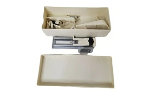 Ojalata y caja de almacenamiento vintage para máquina de coser Singer con lote de 14 piezas - Imagen 1 de 2