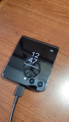 Samsung Galaxy Z Flip5 - 512 GB - Graphite (Unlocked) - Image 1 of 4