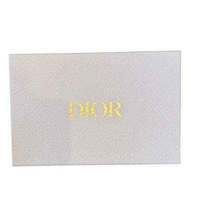 Caja blanca vacía texturizada Dior con logotipo dorado 8,5 x 6 x 3 Foto 1 de 4