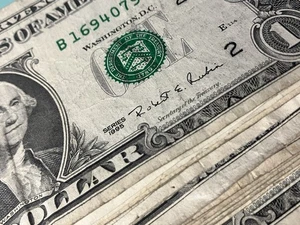 $1 1995 - Picture 1 of 2