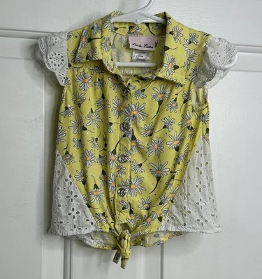 Top Little Lass Botón Frontal Niñas 12 Meses Amarillo + Blanco Botón Acento Floral Foto 1 de 4