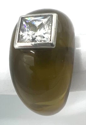 Diseñador plástico verde con anillo de cristal talla 7,5 Foto 1 de 4