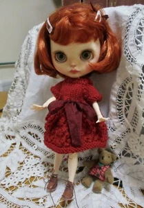 Blythe Doll Dk rotes Strickkleid - Bild 1 von 4